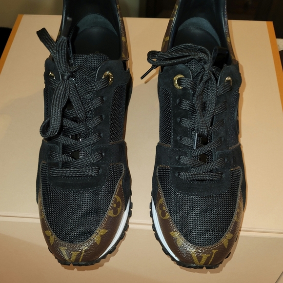 Authentic Louis Vuitton Women's Run Away Sneaker. Size 39. - Picture 4 of 13